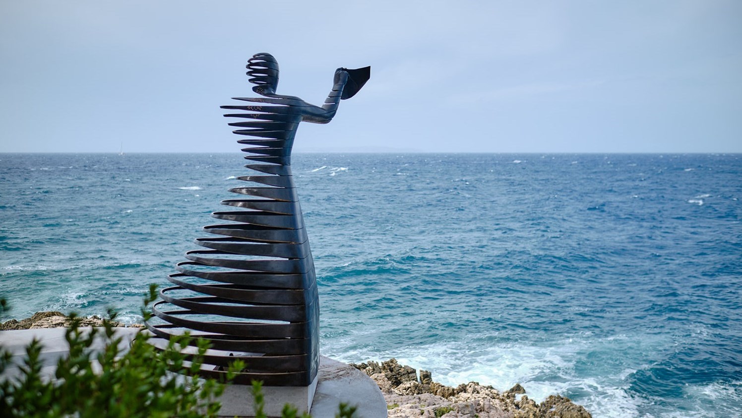 ADDIO a sculpture dedicated to the wives of Lo inj seafarers