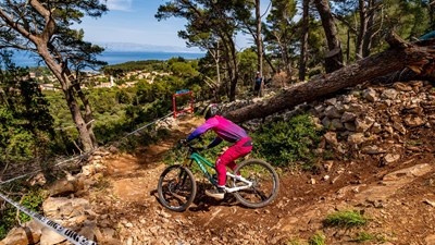 Amerikanka Aigail Hogie i Slovak Denis Kohut pobjednici su ovogodišnjeg IXS European Downhill Cup Lošinj 2024. 