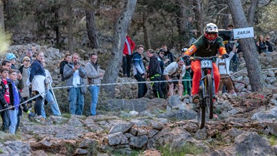 Francuskinja Léona Pierrini i Slovak Adam Rojcek pobjednici su ovogodišnjeg IXS European Downhill Cup Lošinj 2023. 