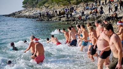 Bagno di Capodanno nel mare dell' isola della vitalitá