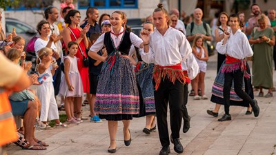 Otočna večer - Klape i Folklorne grupe