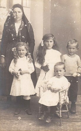 Nepoznata Nerezinka s djecom oko 1900