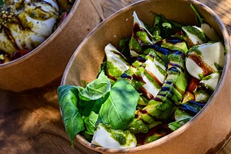 Avocado mit Lošinjer Kräutern und Basilikumblume