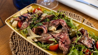 Tagliata di manzo su letto di rucola