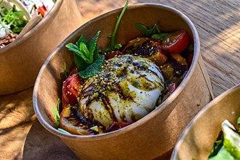 Burrata con pesche, miele di Lošinj e menta
