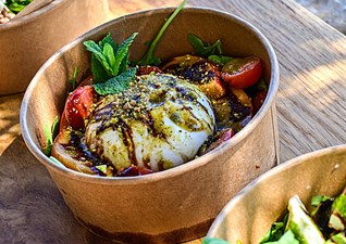 Burrata s breskovom, lošinjskim medom i mentom