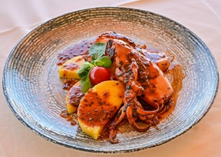 Calamari-Brodetto mit Würzkräutern und Polenta