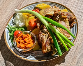 Carne d’agnello (dell’isola) cotto sotto la campana (peka) con verdure