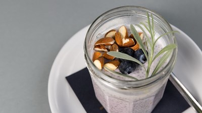 Budino di semi di chia aromatizzato alla lavanda
