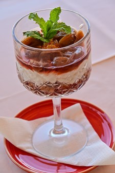 Figs in prosecco with cheese cream and almond biscuits