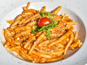 Pljukanci Amalfi u umaku od rajčica s lošinjski biljem i bademima