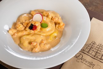 Ravioli, polnjeni z jakobovimi pokrovačami in kozicami, v omaki z botargo