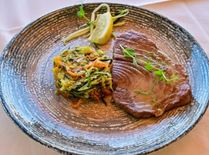 Thunfischsteak mit sautiertem Gemüse