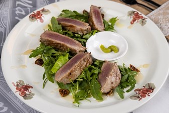 Tagliata di tonno fresco, arricchita da fichi e albicocche secche